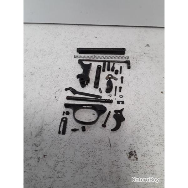 10955 LOT DE DIVERSES PIECES POUR REVOLVER ROHM MOD 61T CAL 22LR OCCASION