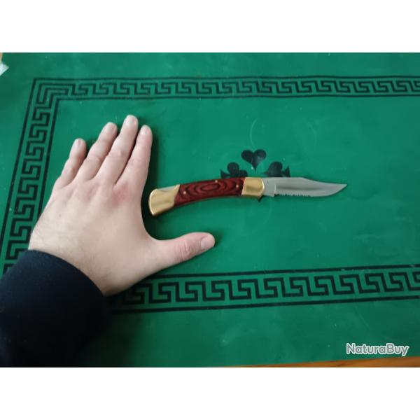 GROS Couteau de Chasse Fa�on Buck 110 Manche Bois Lame Acier Inox Serrated S�curit� Lockback