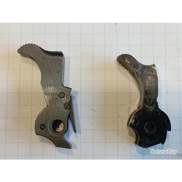 Lot de deux chiens pour restauration.