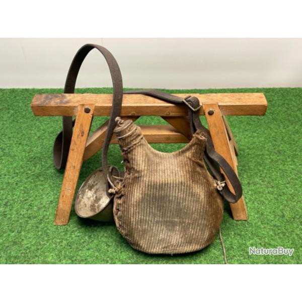GOURDE DE  POILU  DU MOD�LE 1877  RECOUVERT DE  TISSU  VELOUR  COTEL� W W 1 N�2