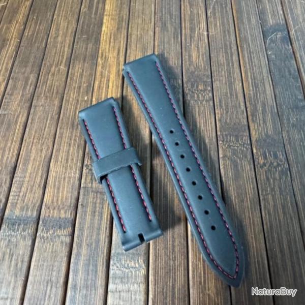 BRACELET MONTRE CAOUTCHOUC SURPIQURE ROUGE �TAT  NEUF