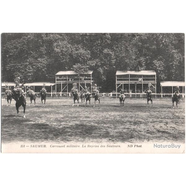 CPA MILITARIA  -  SAUMUR  -  CARROUSEL MILITAIRE  -  LA REPRISE DES SAUTEURS
