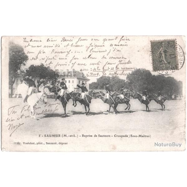 CPA MILITARIA  -  SAUMUR  -  REPRISE DE SAUTEURS  -  CROUPADE (SOUS-MA�TRES)