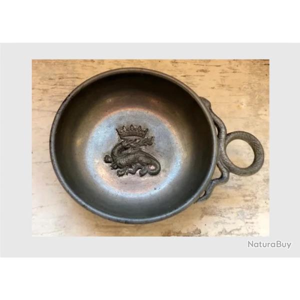 Vide poche Tastevin en �tain. Anse 2 serpents affront�s. D�cor de salamandre