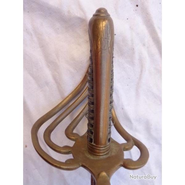 255-  LUXUEUX sabre d'officier Mle 1882 , garde a 5 branches et  attribu� initiales ( E M )= a voir