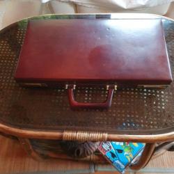 Tres beau coffre avec revolver poudre noir