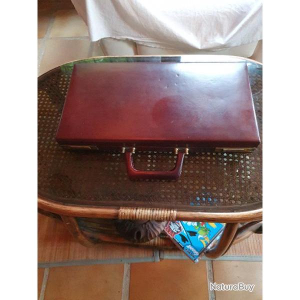 Tres beau coffre avec revolver poudre noir