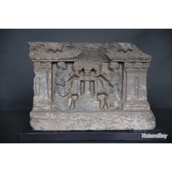 Sculpture du Gandhara repr�sentant le culte des trois joyaux - 1er-3�me si�cle ap JC