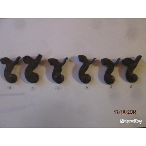 Lot de 6 chiens (brut) cot� gauche.