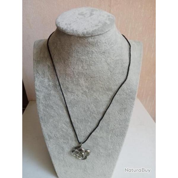 collier ancien  longueur 25 cm ferm�
