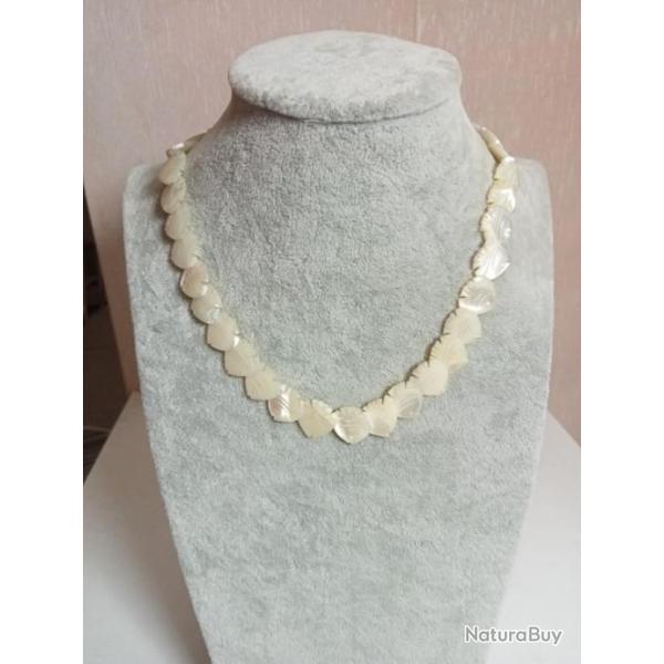 collier ancien en nacre longueur 19 cm ferm�