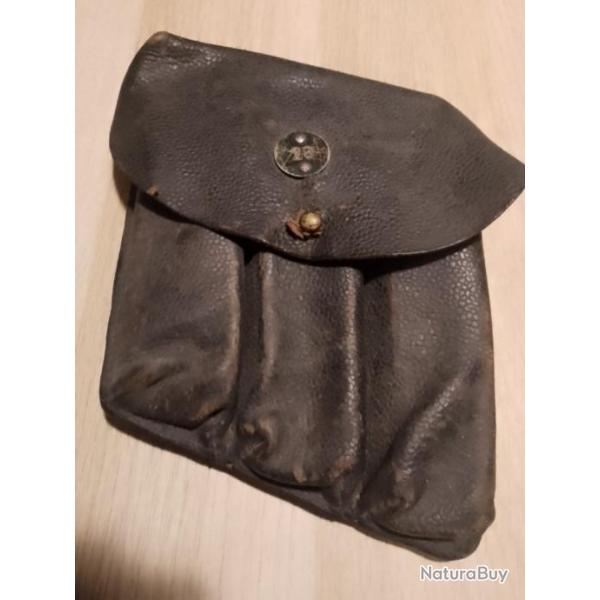 Belle cartouchi�re de pistolet mitrailleur mod�le ersatz r�glementaire peux courante cuir excellent