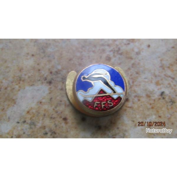 petit insigne de col boutoni�re FFS F�d�ration Fran�aise Sky alpes Augis ST Bartelemy
