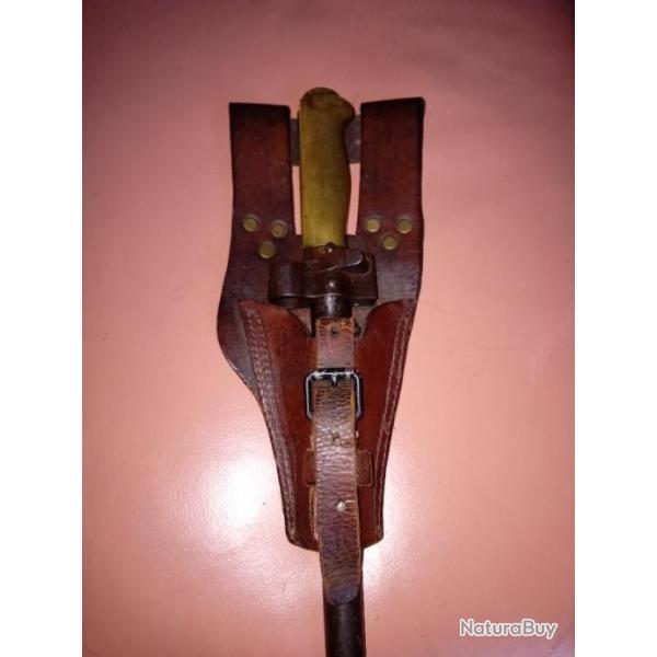 Ba�onnette Lebel-Berthier mod�le 1915 avec gousset cuir ersatz.