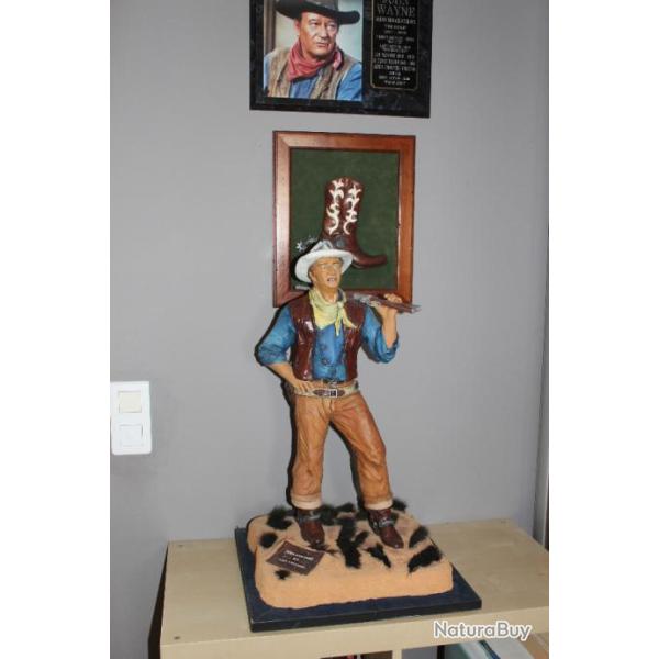 Figurine JOHN WAYNE sur socle  55cm de hauteur sur socle 35x35 avec cuir repouss�s