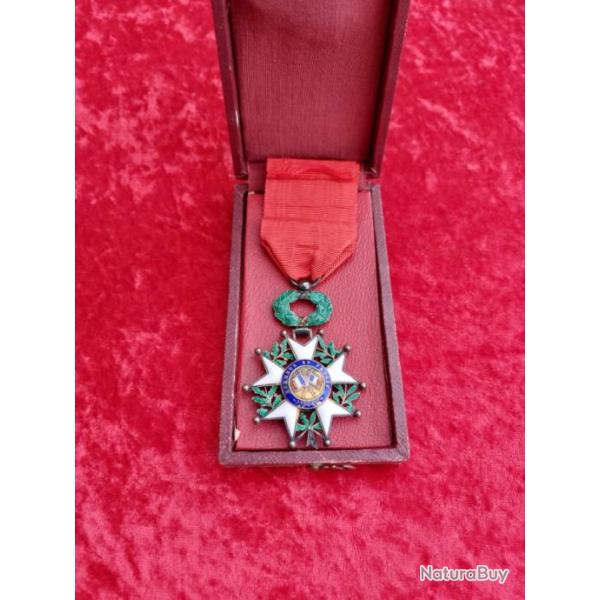 Croix de chevalier de la l�gion d'honneur en argent WW2 avec �crin bel �tat
