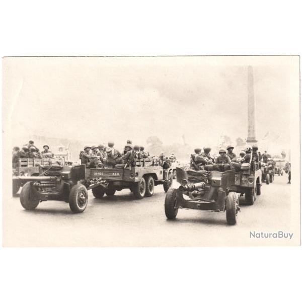 CPA MILITARIA - LIB�RATION DE PARIS  -  L'ARTILLERIE DE CAMPAGNE AM�RICAINE PLACE DE LA CONCORDE
