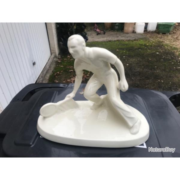 Statue en fa�ence repr�sentant un tennisman  tampon en dessous superbe. Objet