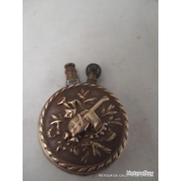 tr�s beau petit briquet rond  - musique militaire  diametre  4 cm