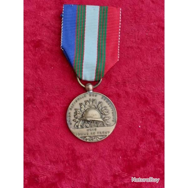 M�daille UNC casque adrian 27mm Union nationale des combattants M. LASNIER