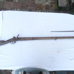 250- lot , bon fusil r&egrave;glementaire a silex pour ceux qui aiment les armes bien jus sorties grenier