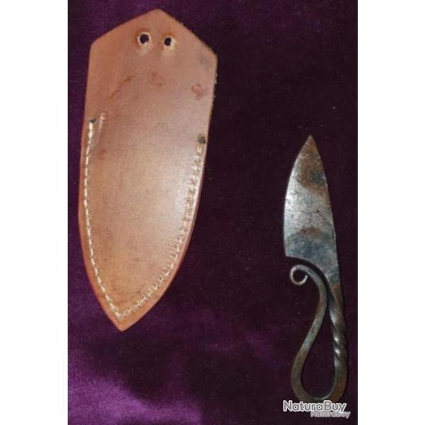 Couteau style m�di�val: acier forg� 1095