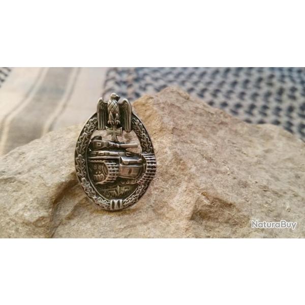 Pin's Militaire  ( Hauteur : 35 mm Largeur : 25 mm ) a1