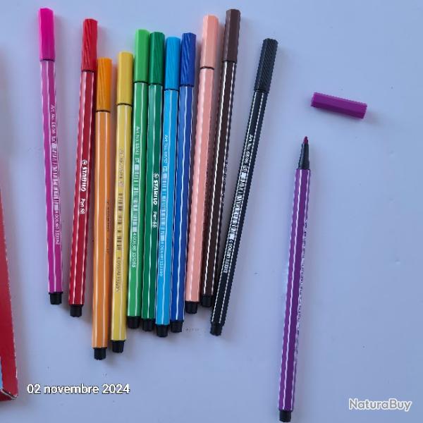 Etui en carton de 12 feutres adulte Stabilo, pointe moyenne , pen 68