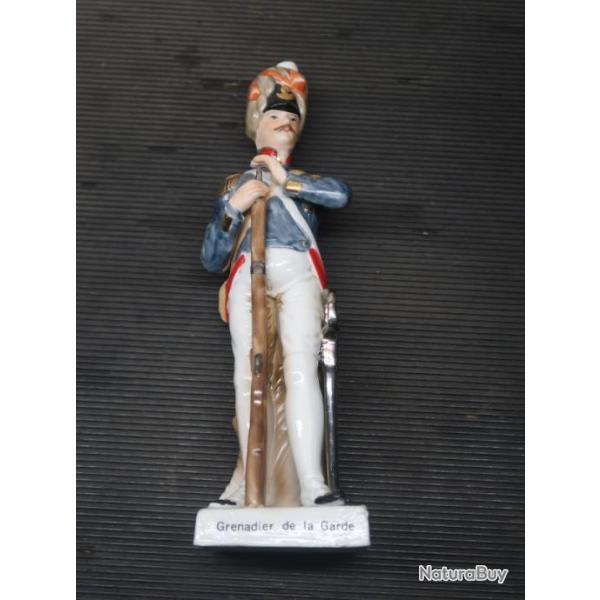 Figurine en porcelaine Grenadier de la garde 23 cm REF @