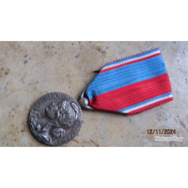 m�daille M�DAILLE Honneur d�cern�e Conf�d�ration Musicale de France et de l'union Fran�aise musique