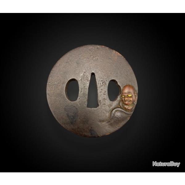 TSUBA en fer, maru gata, � d�cor cisel�; sign� - JAPON - �poque Edo - XVIII�me si�cle�