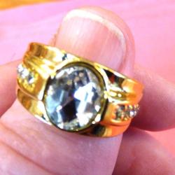 SPLENDIDE BAGUE NEUVE EN ACIER INOX DORE - TAILLE = 67,5 + BELLE PIERRE CENTRALE + 2 FOIS 5 PIERRES