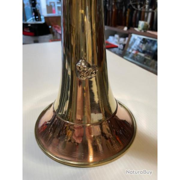 MILLIENS CORNE D'APPEL RONDE, CINTR�E LAITON POLI, BORDURE ROUGE, GROS EMBOUT, MOTIF SANGLIER, 45cm