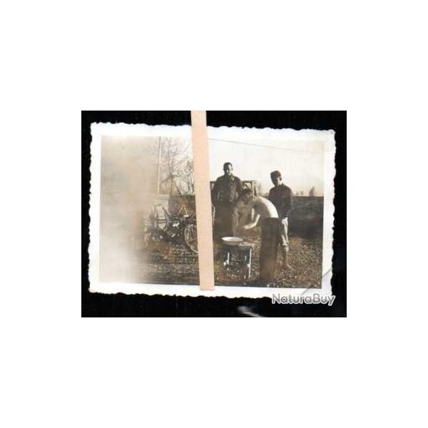 groupe de soldats allemands photo lieu inconnu toilette cuvette , v�lo