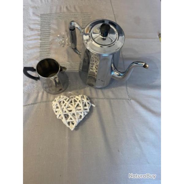 Cafeti�re Th�i�re en m�tal, poign�e bak�lite, Vintage ALSA et son pot � lait estampill� ADB