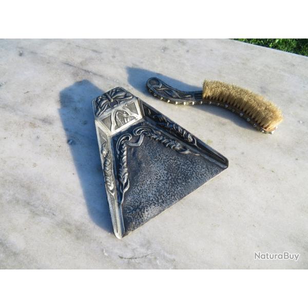 Ancien Ramasse-miettes comprenant, Pelle & Balayette Art Nouveau en �tain - FRANCE (Vers1900)