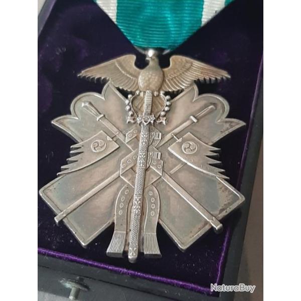 Ordre du Milan d'or en argent et vermeil. Superbe �tat. Bo�te en laque d'origine en bon �tat