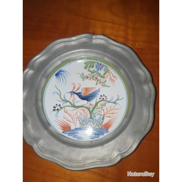 Assiette d�cors style moustier fait main en fa�ence et contour etain