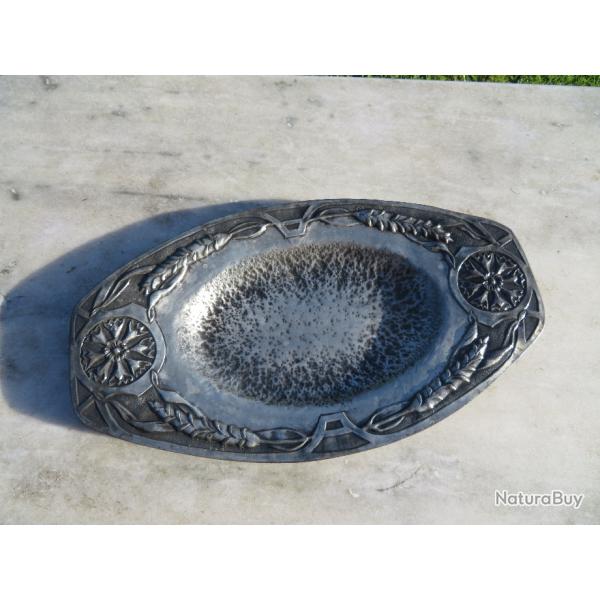 Ancien Plateau de forme ovale en �tain repouss� a d�cor de motifs v�g�taux - FRANCE (Vers 1900)