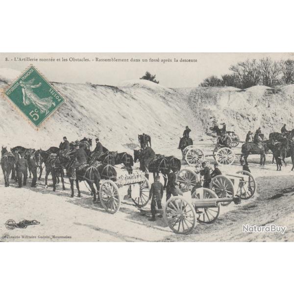 CPA L'Artillerie mont�e et les Obstacles - Rassemblement dans un foss�