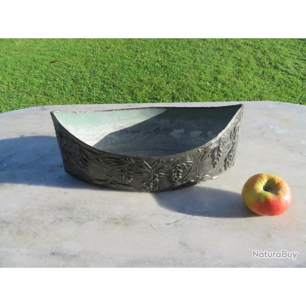 Ancienne jardini�re de forme ovale en �tain repouss� a d�cor de motifs v�g�taux - FRANCE (Vers 1900)