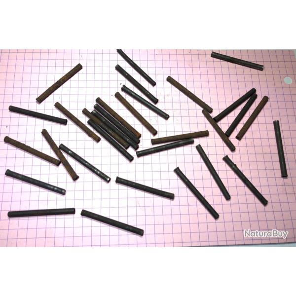 Lot de 30 goupilles identiques de 35 mm � nettoyer.