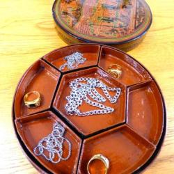 SPLENDIDE COFFRET CHINOIS ANCIEN A 7 COMPARTIMENTS AMOVIBLES, PERSONNAGES LAQUES NOIR + ORANGES