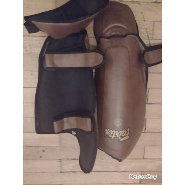 Lot mixte. �quipement d'arts martiaux. Gilet pare-balles venteux, gants fairtex 14oz, prot�ge-tibias