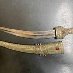 LONG POIGNARD EN ARGENT JAMBIYA / DHARIA WAHHABITE, XIX&deg; SIECLE, ARABIE SAOUDITE KHANJAR