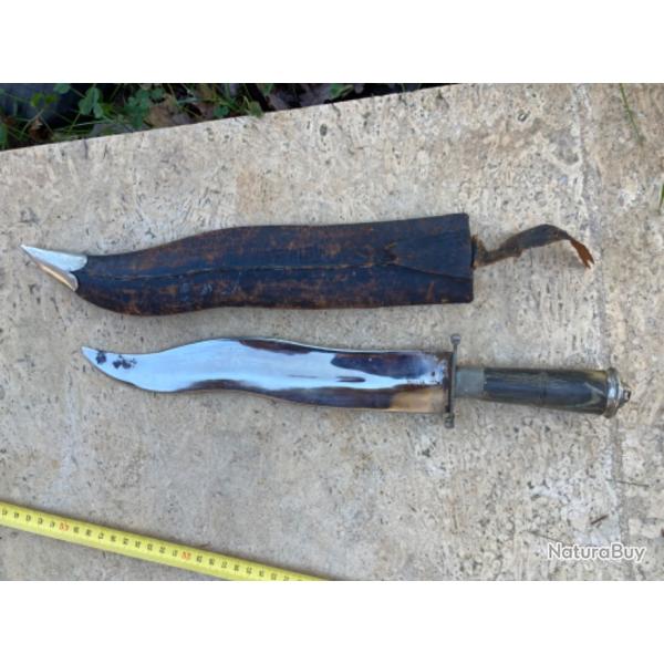 Fort Poignard � Lame Flamboyante en acier poli.