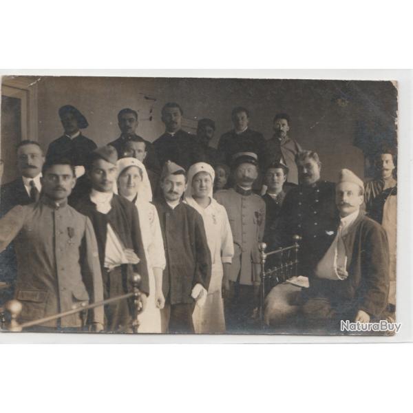 CPA-   photo militaires Soldats et infirmi�re dans un h�pital