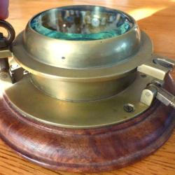 EXCEPTIONNEL HUBLOT MINIATURE EN LAITON/ BOIS/ VERRE/ POUR GENS DE MER 1,497kg ET COLLECTIONNEURS