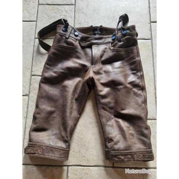 Pantalon cuir de marque "chasse �l�gance "en bon �tat.Taille 48. (taille petit je porte du 44)