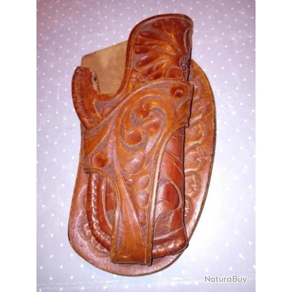 Holster pour revolver de dimensions  18cm , pour revolver Colt ou similaire. En cuir repousse marro